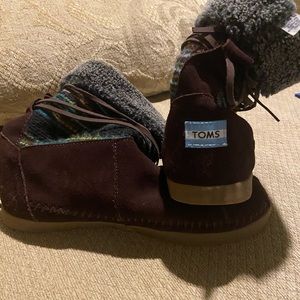 Tom’s size 8 suede boots